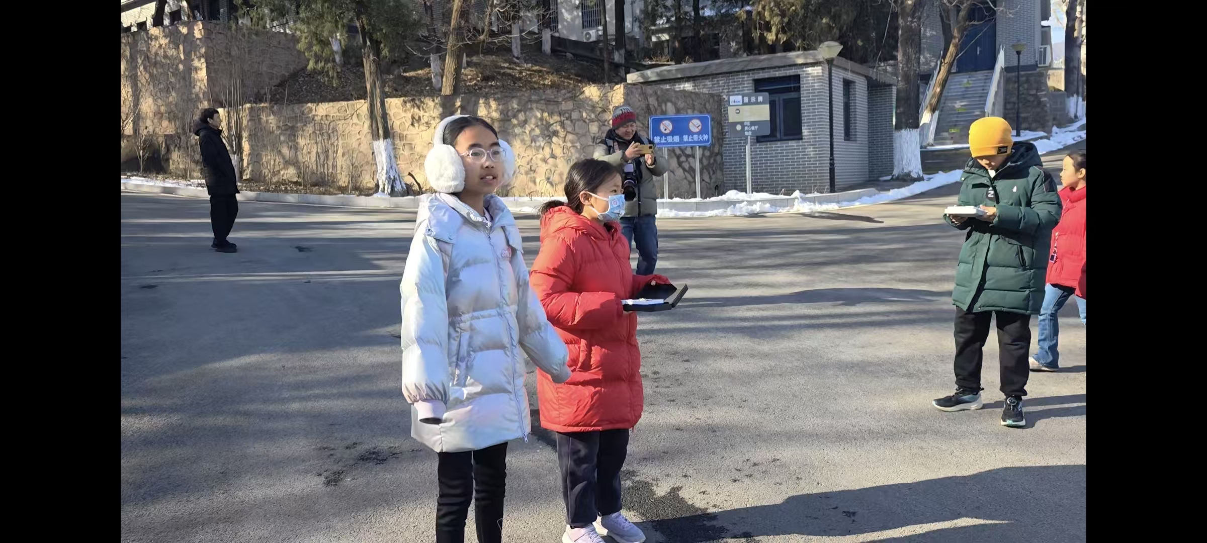 学生在户外开展模拟搜救任务